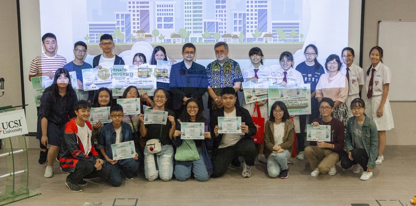 Group photo of mySENI 2019 Painting Competition Award Ceremony and Dato’ Mohd Yusof Ahmad (seventh from right) and Director of ICAD, Assistant Professor Dr Khairul Azril Ismail (sixth from left) with some of the participants after the ceremony.