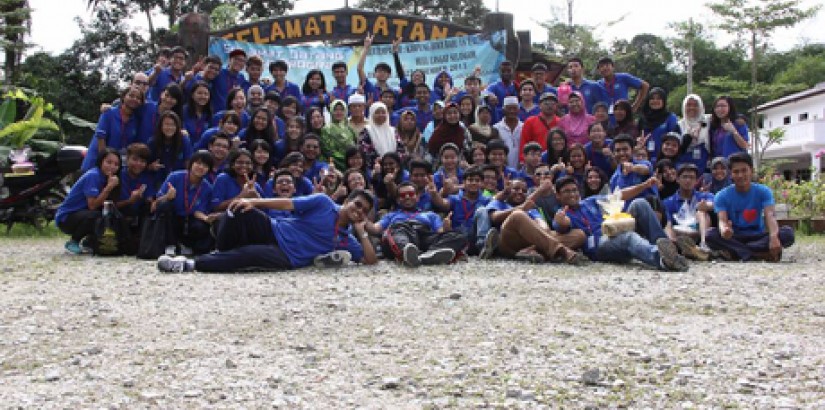  FRIENDSHIPS FORGED: The student participants with the villagers of Kampung Jawa Batu 18 ½.