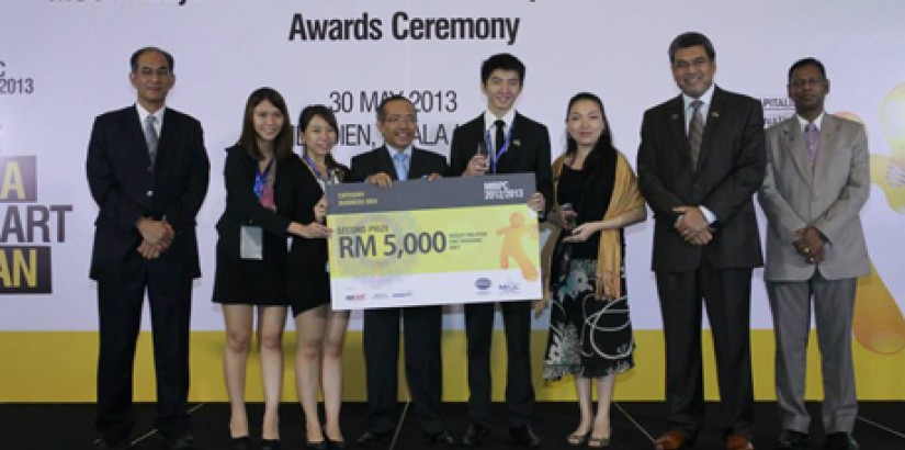  PROUD WIN: UCSI University students Chew Pei Xin (second from left), Jasmine Lum (third from left), Lim Wai Hing (fifth from left) and Faculty of Business & Information Science (FoBIS) lecturer Ms Eva Lim (sixth from left) posing for a group photo with M