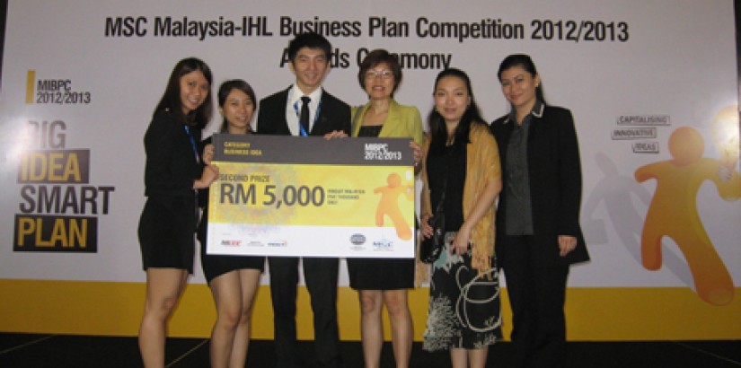 GROUP PORTRAIT (From left): UCSI University students Chew Pei Xin, Jasmine Lum and Lim Wai Hing posing with various members of the Faculty of Business & Information Science (FoBIS); Head of Department of Management Studies Dr Chaw Lee Yen; lecturer Ms Eva