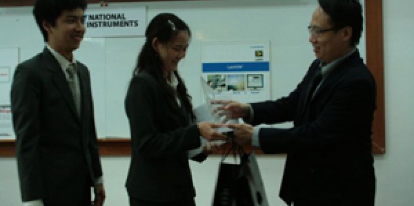 Mimi Iriana (Indonesia) and Joshua Tan Wai Kiat (right), receiving their honorary award from Mr. James Lai, Area Sales Manager of National Instruments