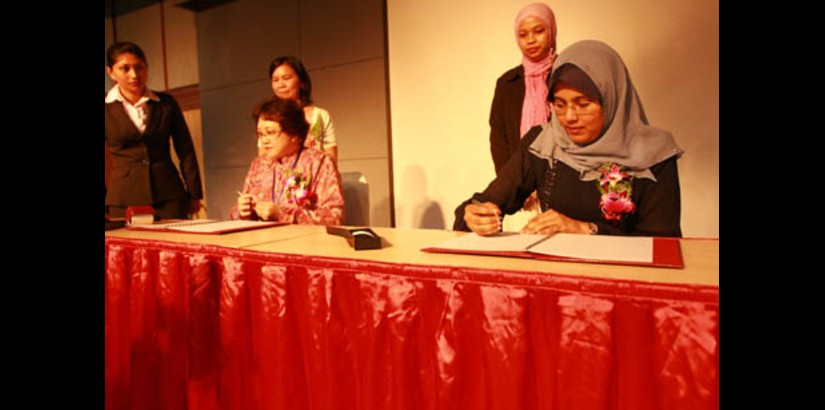  UCSI University Deputy Vice Chancellor of Academic Affairs Professor Dr Lee Chai Buan and Managing Director of Natural Wellness Ms Shahnas Oli Mohamed sign a memorandum of understanding to engage in joint research.