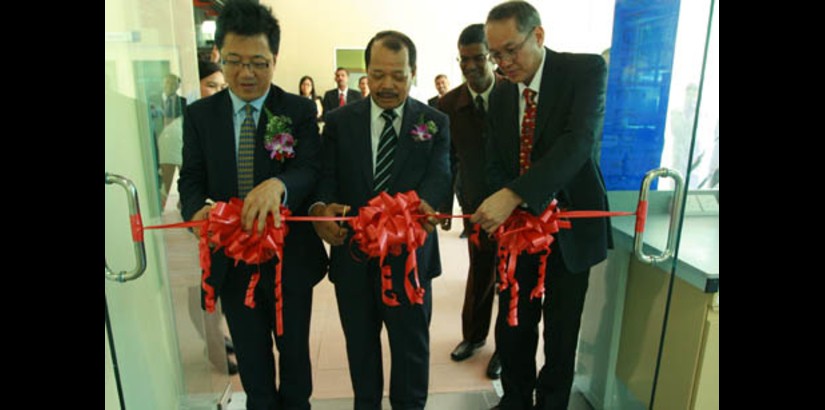  UCSI Group Chairman Dato’ Peter Ng, UCSI University Council Chairman Tan Sri Dato Seri Dr Musa Mohamed and UCSI University Vice Chancellor Dr Robert Bong launch the new postgraduate science laboratory with a ribbon-cutting ceremony.