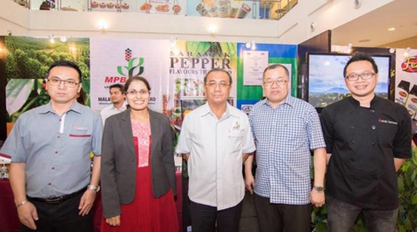  [GROUP PHOTO]: (from left) Darryl Wee, Regional Sales Manager of Nestlé Products Sdn Bhd; Mukvinder Sandhu, Chief Operating Officer of UCSI’s Kuching campus; Dato’ Grunsim Ayom, Director General of the Malaysian Pepper Board; Ir. Stephen Long, Managing D