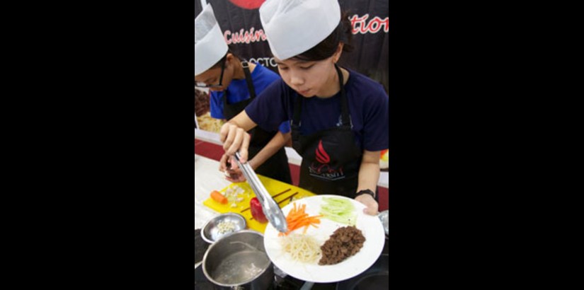  READY, SET, GO! One of the contestants in the midst of preparing the ingredients for bibimbab during ‘The Next Big Chef’ competition.