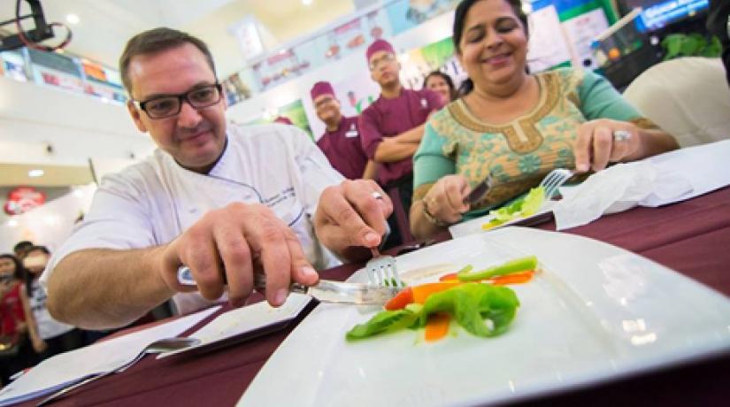  [THE GOURMET EXPERTS]: Judges Thomas Schmid, Executive Chef, Borneo Convention Centre Kuching (BCCK) and Jasbir Kaur, MasterChef Asia finalist evaluating one of the dishes.