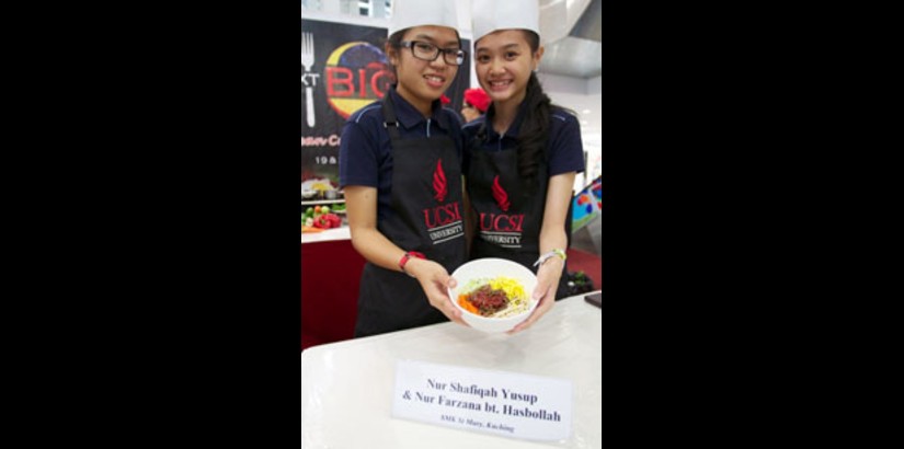  ASPIRING CHEFS: Nur Shafiqah and Nur Farzana from SMK St. Mary Kuching presenting their bibimbab during ‘The Next Big Chef’ competition.