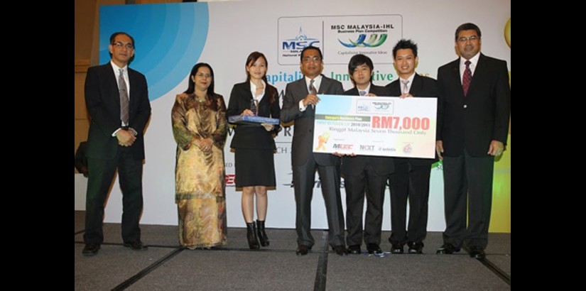  The UCSI University team receiving the award and prize from Dato’Seri Mohamend Khaled Nordin, the Minister of Higher Education, after taking first runner up during the national MSC Malaysia – IHL Business Plan Competition in Kuala Lumpur.