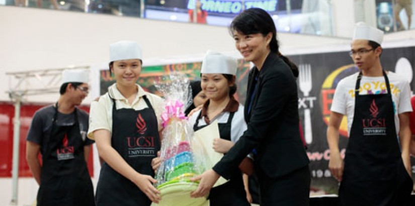  BIG SMILES: UCSI University Sarawak Campus COO Dr Lu Huong Ying (middle right) presenting the grand prize to the champions of ‘The Next Big Chef’ competition.