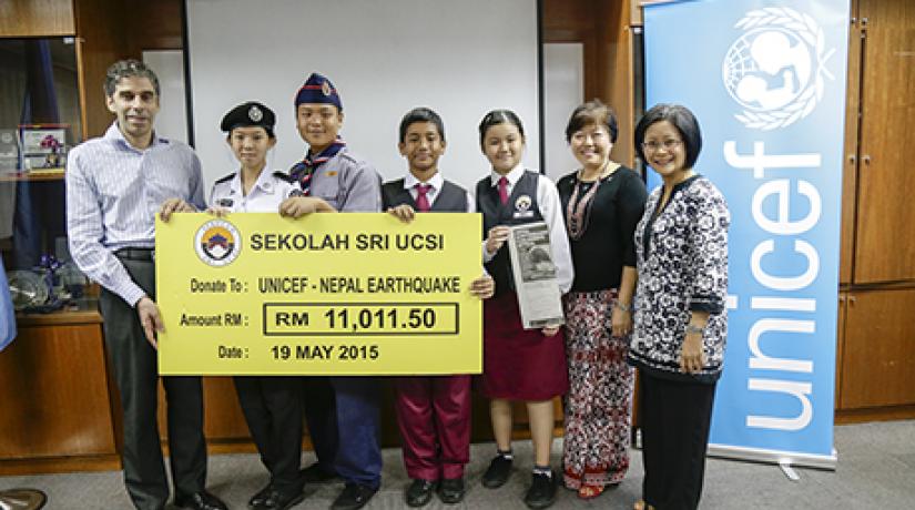  GROUP PHOTO: (left-right) Mr Richard Beighton, chief, Private Sector Fundraising & Partnerships, UNICEF Malaysia joined by Eunice Wong Ze Way, president of the St John Ambulance club; Edmond Lim Ngee Jun, president of the scouts club; the primary school 