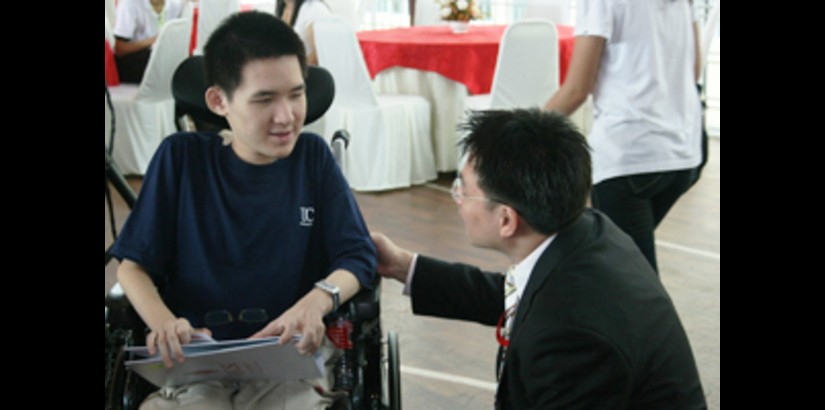 Vice President of Business Development and Student Affair, Mr. Moses Ling Wei chatting with Foundation in Arts student.