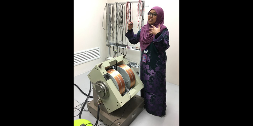 Suhaidah (metrologist) explaining how to use the calibration standard device.