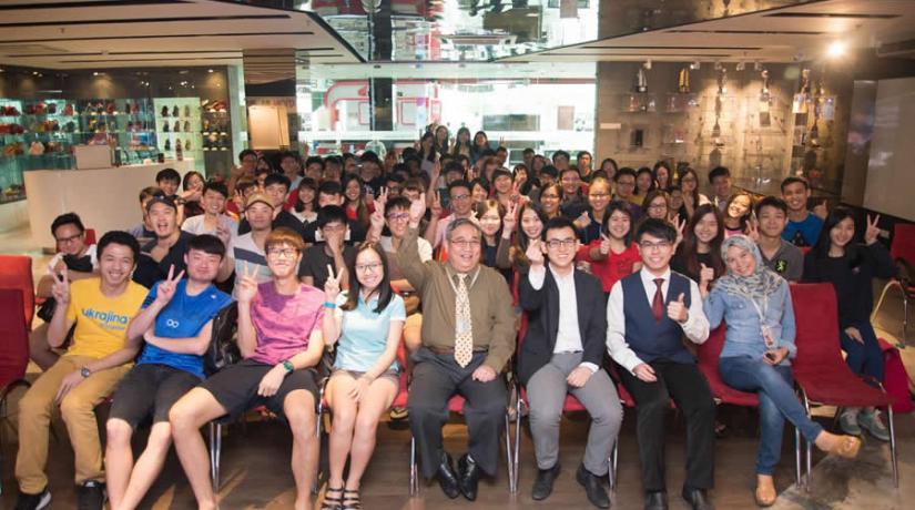  The session ended with a group picture of the students and lecturers in attendance.