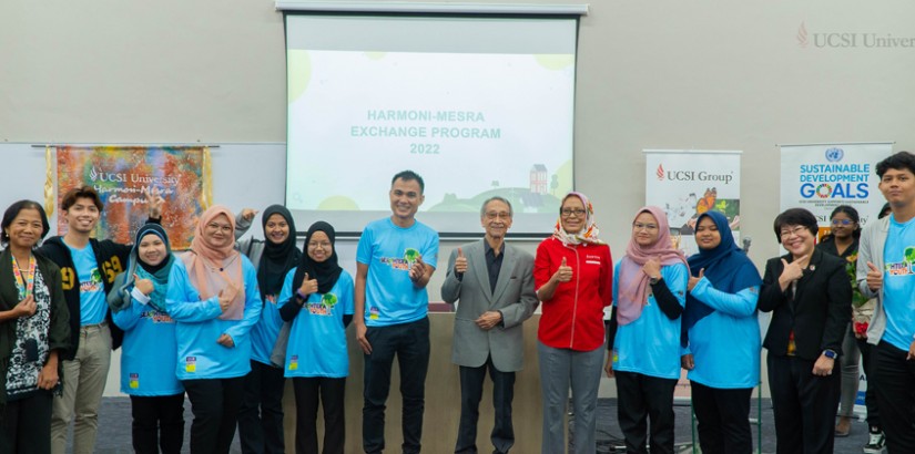 Dr Japareng Lalung, Coordinator RCE Penang, Universiti Sains Malaysia (7th from left) and students from USM at the Harmoni-Mesra Exchange Programme 2022.