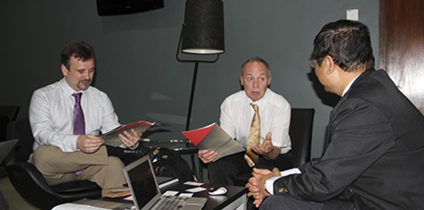  ENGAGING SESSION (From left): NorthumbriaU SCEIS Head of Subject (Electronic Engineering) Dr Richard Binns and Professor of Microwave Imaging Professor David Smith discussing collaborative programmes with FETBE Head of Department (Civil Engineering) Ir A