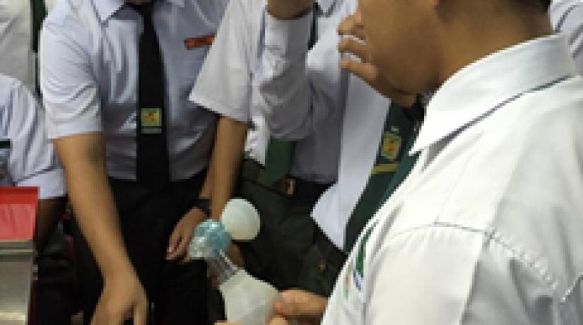  [THE ENQUIRING MINDS]: Students familiarising themselves with nursing equipment during the talk.