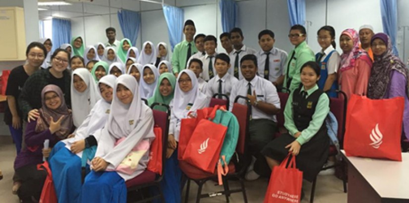  [GROUP PHOTO]: Members of the UCSI School of Nursing and students from SMK Slim River in a group photo.