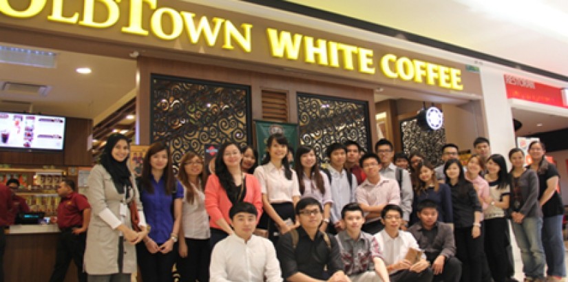  GROUP PORTRAIT: UCSI University students and Old Town White Coffee personnel posing together in a group photo during the industrial visit.