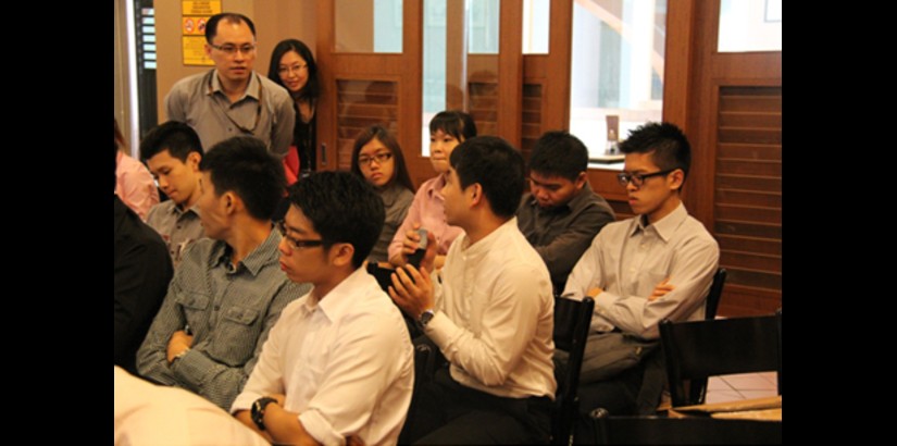  ASK AWAY! UCSI University students engaging the representative from Old Town White Coffee in an interactive Q&A session during the industry visit.