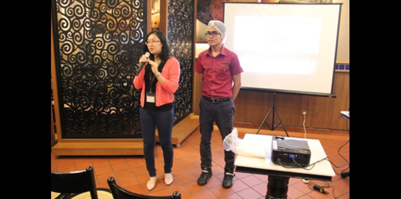 Mrs Olivia Chin, the assistant manager of Old Town White Coffee, and the on-duty store manager, in the midst of providing the students with an insightful presentation on the company’s standard operating procedure (SOP).