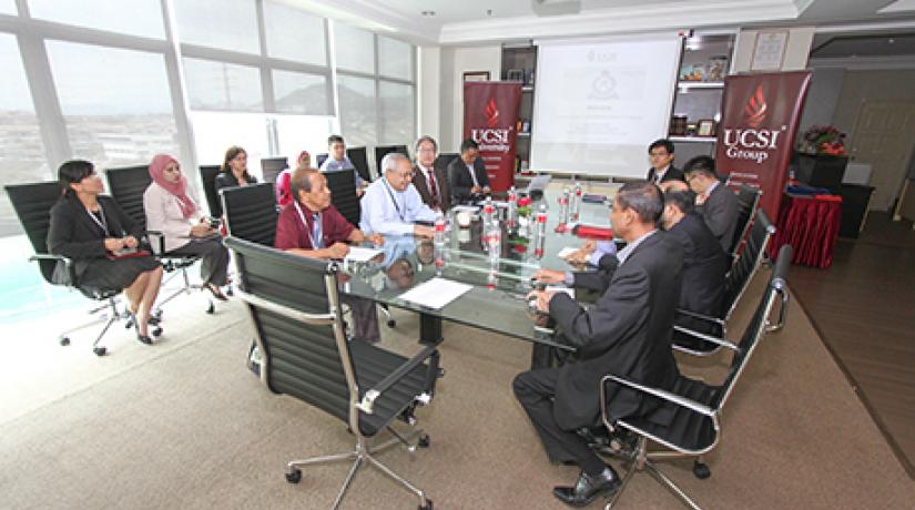  WHEN MINDS MEET: A briefing session by the UCSI academic members led by UCSI’s vice-chancellor and president, Senior Professor Dato’ Dr Khalid Yusoff (second row from left, second from left).