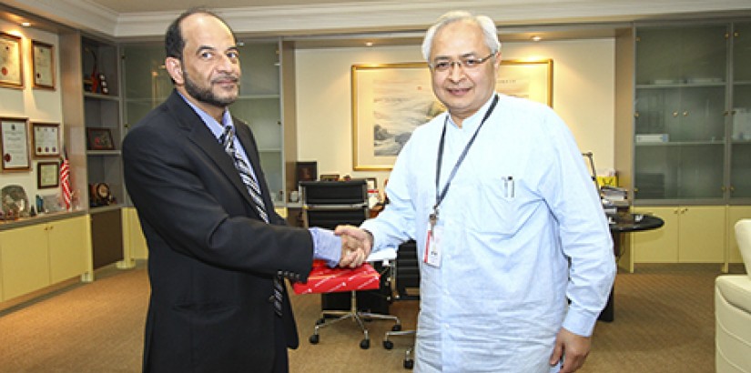  GOODWILL: UCSI’s vice-chancellor and president, Senior Professor Dato’ Dr Khalid Yusoff presented a token of appreciation to Colonel Dr Abdul Malik Sulaiman Khalaf Al Kharusi after the briefing session.