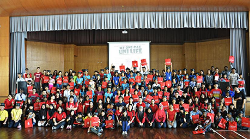  GROUP PORTRAIT: All participating children posing for a group shot with volunteers and the organising committee during “My One-day Uni Life” at UCSI.