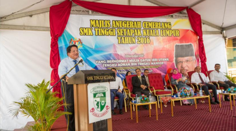 Tengku Adnan, an alumni of SMK Tinggi Setapak, sharing his memories of his schooling days while thanking the teachers for doing their best in grooming the next generation.