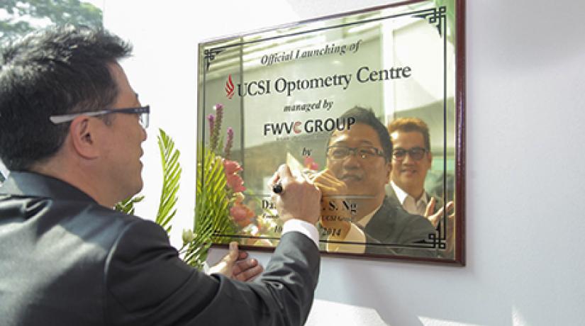 Dato’ Peter Ng launching the UCSI Optometry Centre.