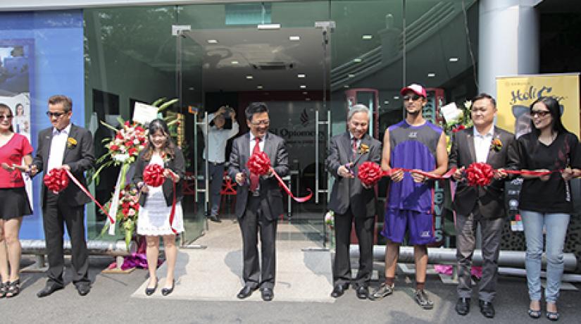 (left – right) Alan Chong, Ishan Goh, Dato’ Peter Ng, Wong Gon Khiang, and Dato' Tony Looi in front of the UCSI Optometry Centre located at the KL Campus (South Wing) of UCSI University.