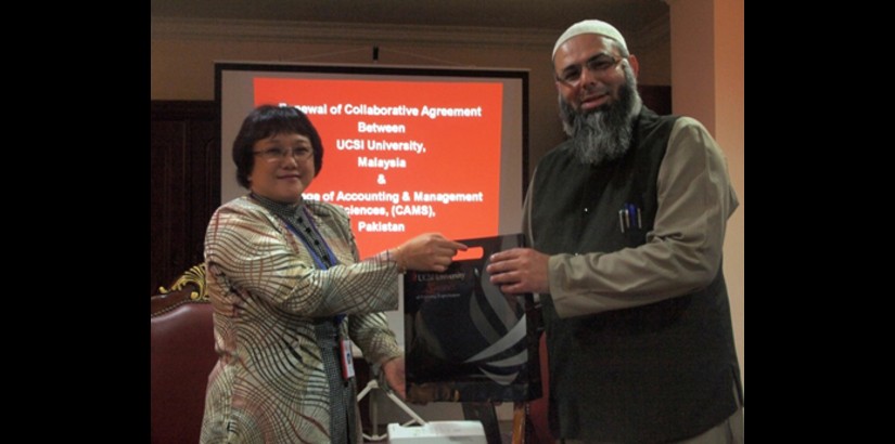  UCSI University’s Deputy Vice Chancellor for Academic Affairs, Professor Dr Lee Chai Buan (left) and the Chief Executive Officer for CAMS, Mr. Adil M. Butt exchanging souvenirs after the signing of the memorandum of agreement.