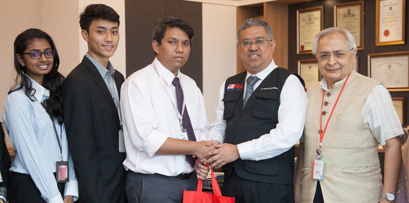 Dr Daud (second from left) says he felt privileged to be in Senior Professor Khalid’s office to receive a contribution from students of Faculty of Medicine and Health Sciences for Palu victims.