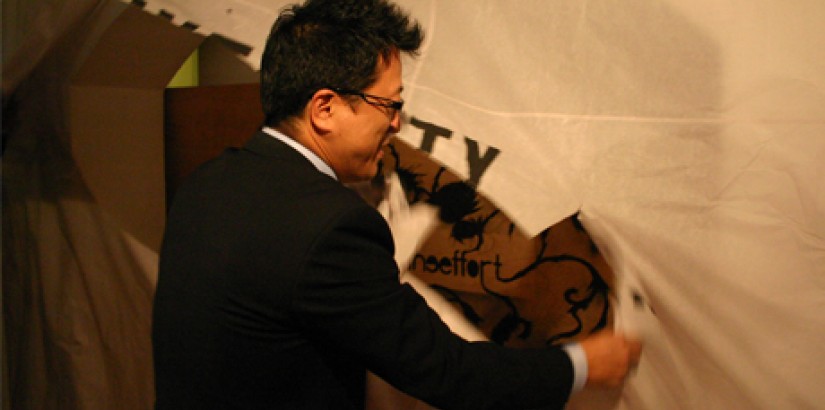 Group Chairman, Dato’ Peter Ng, officiating the exhibition by tearing away art paper to reveal the “Blackline Effort” exhibition backdrop