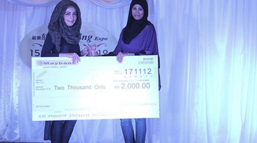  BRIGHT TALENT (From left to right): UCSI fashion student Worood Abdul Karim posing with her mock cheque of RM2,000 and ICAD head (fashion department) Nur Mashita bt Kamalun Ariffin posing during the bridal competition cum exhibition, themed, ‘Victorian H