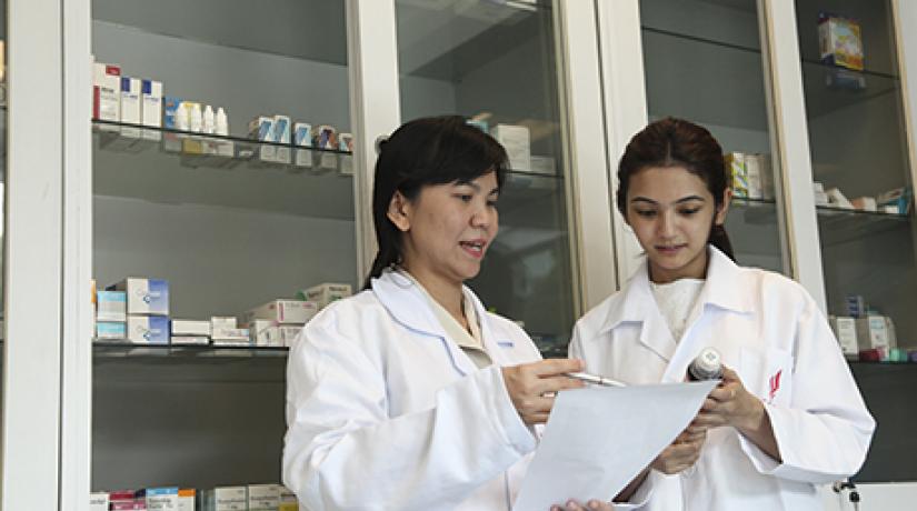  HANDS ON LEARNING: Chan with Assoc Prof Dr Yeong, her research supervisor and the dean, in the pharmacy practice lab.