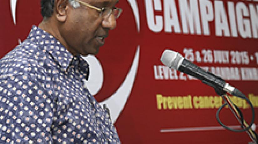 HIGH PRAISE: Selangor Health Department Director Dr Balachandran commends the University for promoting public awareness in the fight against cancer.