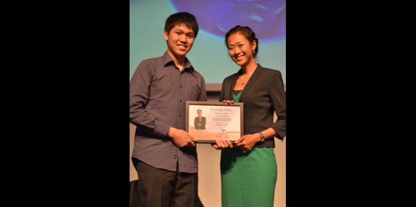  APPRECIATION: The organising chairperson of the recent ‘Meet the Leaders’ talk, Kevin Yapp Jun Hao, presenting a token of appreciation to business extraordinaire Phng Li Kheng.