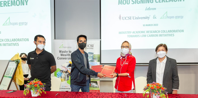 (From Left) Academia-Industry collaboration: Mr Mankarpal Singh Deo, Head of Business Planning, Fathopes Energy; Mr Vinesh Sinha, Chief Executive Officer and Founder Fathopes Energy; UCSI's Vice Chancellor Professor Datuk Ir. Ts. Dr. Siti Hamisah Binti Ta (From Left) Academia-Industry collaboration: Mr Mankarpal Singh Deo, Head of Business Planning, Fathopes Energy; Mr Vinesh Sinha, Chief Executive Officer and Founder Fathopes Energy; UCSI's Vice Chancellor Professor Datuk Ir. Ts. Dr. Siti Hamisah Binti Ta