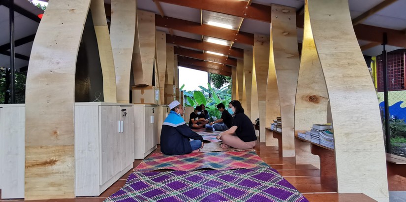 The community of AU2 Taman Keramat communicating with the team at the newly built library.