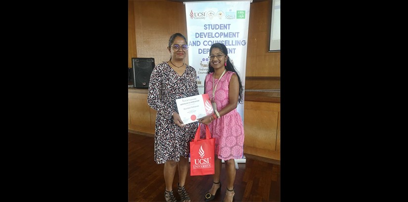 A token of appreciation presented by the Student Development and Counselling Department head, Megala Chandra Sakeran to Darshini Sitharam, the People’s Foundation founder.