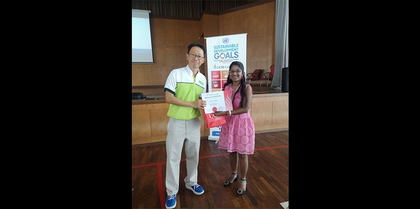 Befrienders Vice-President, Victor Tan receiving his token of appreciation from Megala Chandra Sakeran.