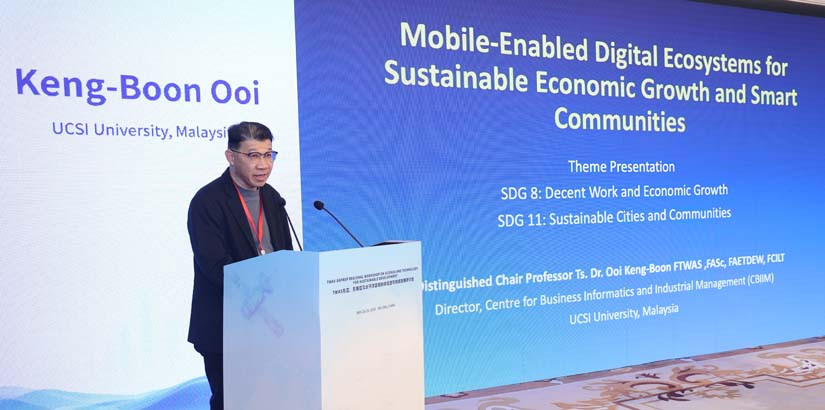 Distinguished Chair Prof Dr Ooi Keng Boon delivering his keynote address