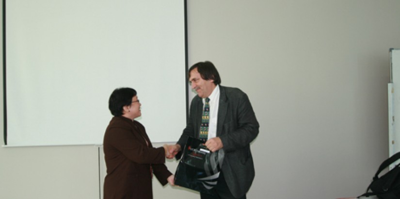 TOKEN OF APPRECIATION (From left): UCSI’s deputy vice-chancellor (International Relations) Professor Dr Lee Chai Buan presenting a token of appreciation to JU’s vice-chancellor (International Relationship) Professor Dr Zdzislaw Mach during the visit.