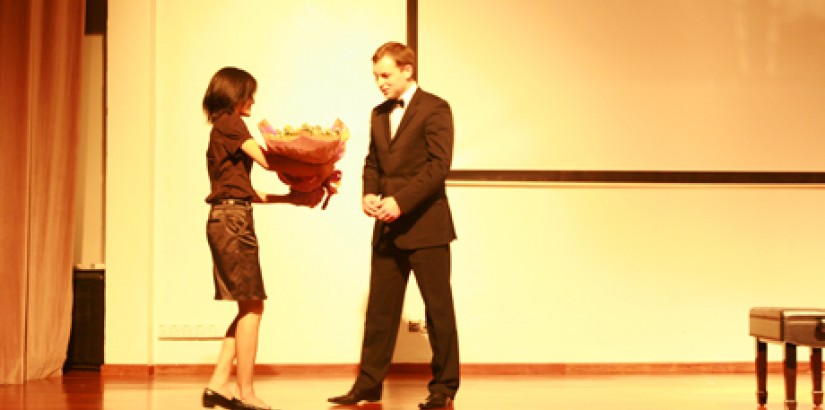 Mr Janusz Florczyk accepts a bouquet as a note of appreciation from the University and the Poland Emabssy.