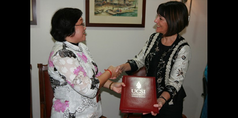  Professor Dr Lee Chai Buan and Ms Rebecca Bunting sealing the understand​ing after the signing.