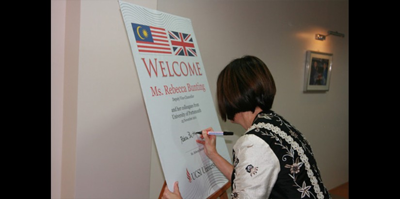  The University of Portsmouth Deputy Vice-Chanc​ellor, Ms Rebecca Bunting signing the welcome board.