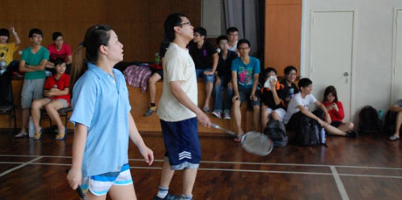 LECTURER VS STUDENT: The Centre’s lecturers Emily Lim (left) and Lee Su Vei (right) give their all in a tough badminton match against their students during UCSI’s recent Pre-U Sports Carnival. The sports event saw Pre-U students battle against their lectu