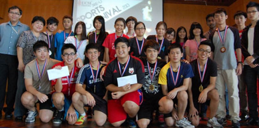  PROUD WINNERS: Proud medalists, lecturers, committee members and the Centre’s director Asst Prof Mabel Tan (second row, second from left) take a group shot to celebrate the end of UCSI’s fourth annual Pre-U Sports Carnival.