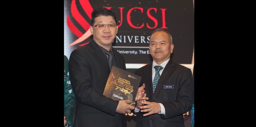 A PROUD MOMENT: Professor Dr Ooi Keng Boon receives the Malaysia’s Research Star Award (MRSA).