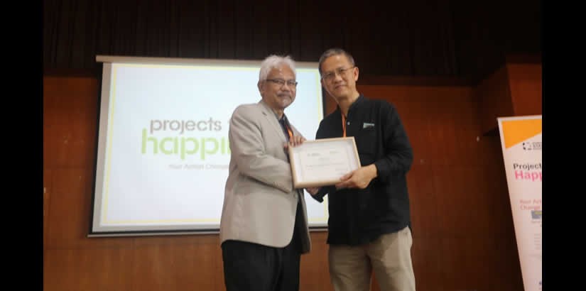 UCSI University’s School of Architecture and Built Environment Professor Dr. Mohd Tajuddin Mohd Rasdi receiving a token of appreciation from Khind Holdings Berhad Chief Executive Officer Cheng Ping Keat.